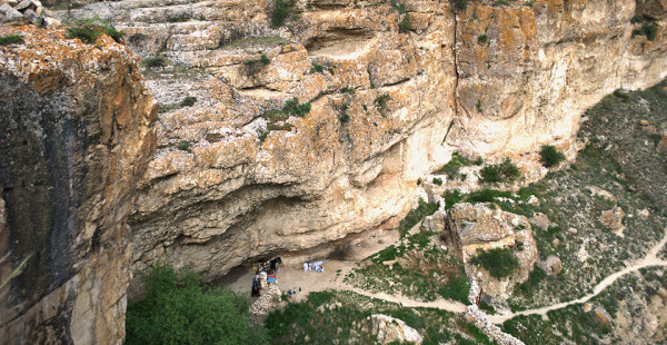 Il Nyldy-Ata gola è situato nella zona rocciosa nella gola di montagna Echkilüü del villaggio Ozgorush, Talas provincia, nel nord del Kirghizistan. La gola tutto è collegato ad un complesso di 22 luoghi sacri. Foto: Cholponai Usubalieva-Gryshchuk.