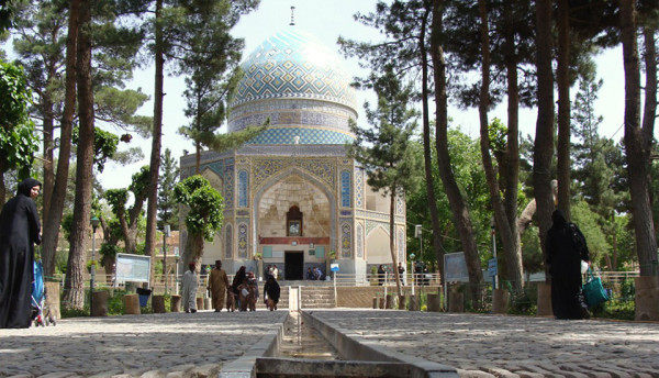 Qadamgah Garden i Neyshabur township i Khorasan Razavi-provinsen i Iran attrackts många pilgrimer som följer fotspår den 8: e Imam shiiter, en manlig andlig ledare tros vara en ättling till Muhammed, gudomligt utsedd att leda människor. Ordet Qadamgah betyder fotavtryck och hänvisar till denna berättelse. Källa: Maryam Kabiri Hendi, 2011.