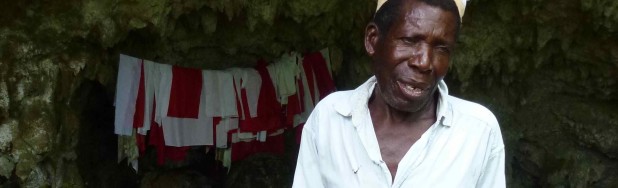 The Guardian Mzee Ali Khamis Ali erklärt die Geschichte des Pange Juu heiligen Wald von Vundwe Insel, Sansibar