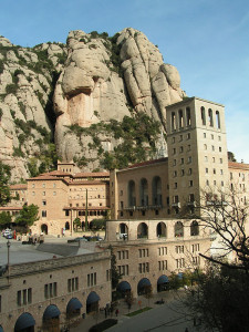 Het klooster van Montserrat ligt op slechts 50 van het stadsgebied van Barcelona kilometer weg. Het ontvangt over 3 miljoen bezoekers per jaar en toch herbergt een unieke serene omgeving met een aantal belangrijke plant-en diersoorten.  (Foto: Bas Verschuuren)