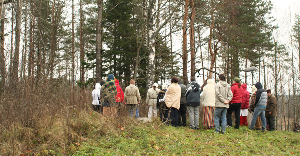Prayer and gathering on the Sacred Forest Hill in Paluküla (Paluküla hiiemägi, Paluküla village, Rapla parish, central Estonia) at the Souls Time, November 2008. (Photo: Auli Kütt).