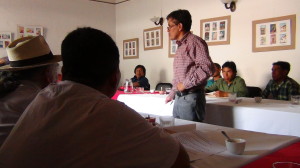 Felipe Gómez dirigeix ​​una discussió sobre el maneig forestal comunitari al taller de Guatemala. des d'una perspectiva comunitària moltes altres qüestions, com les elèctriques hidroelèctriques i d'oli de palma sovint estan relacionades amb la forma boscos són gestionats. Foto: Sota Verschuur.